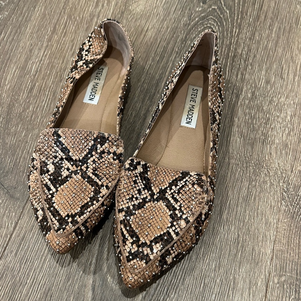 Steve Madden Studded Pointed Toe Loafer in Brown Snakeskin pattern size 7